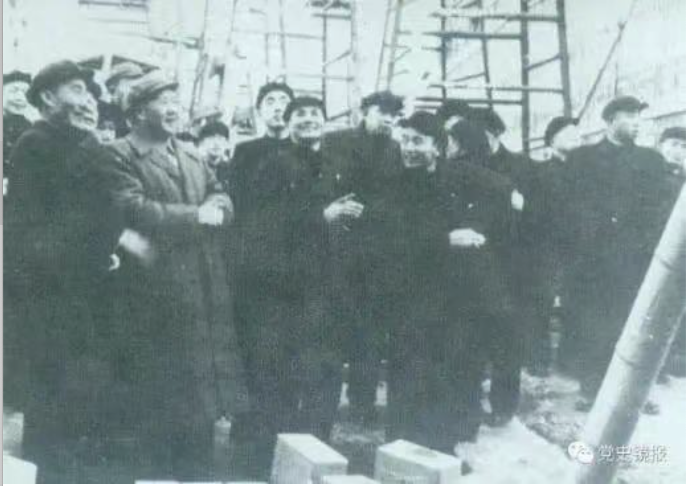 1956年1月10日,毛泽东在上海视察江南造船厂。