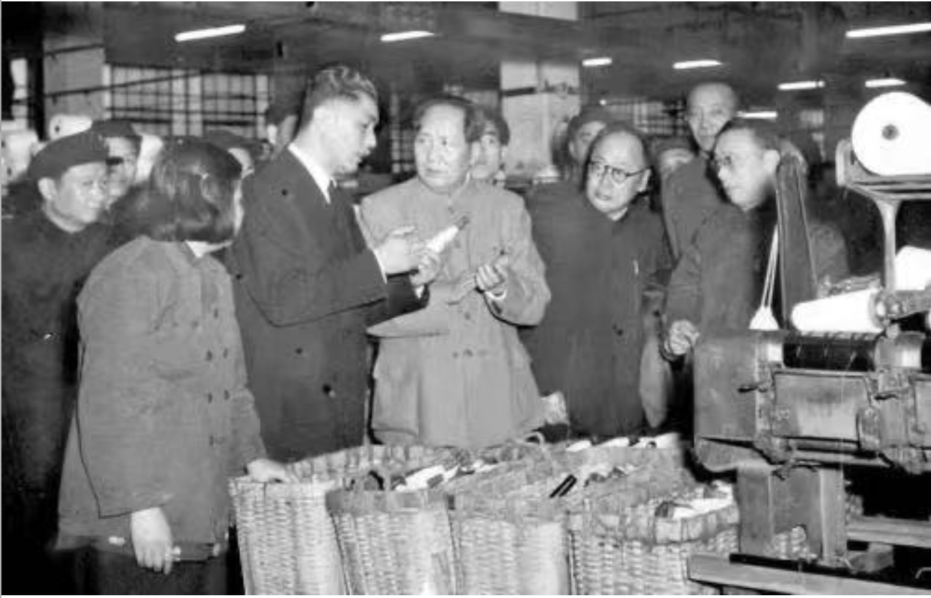 1956年1月10日,毛泽东视察上海公私合营申新九厂,和荣毅仁交谈。