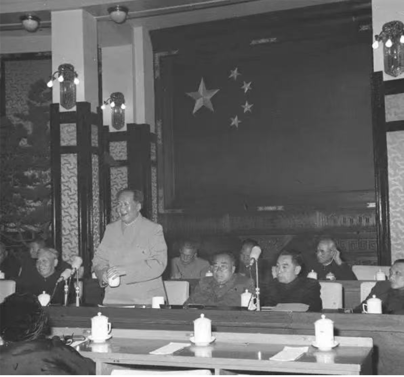 1956年5月2日,毛泽东在最高国务会议上作《论十大关系》的讲话。