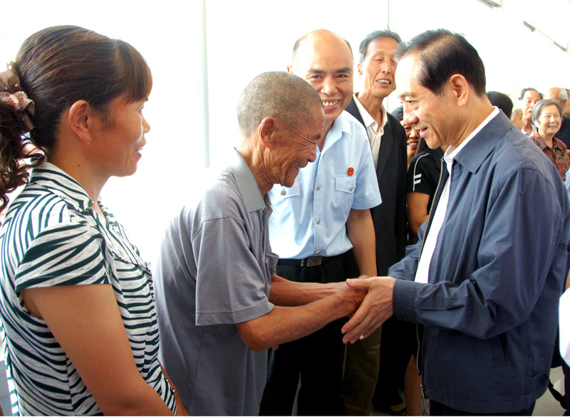 2011年韩启德回到上世纪六七十年代在陕西农村工作过的卫生院,41年前救活的新生儿全家列队欢迎。