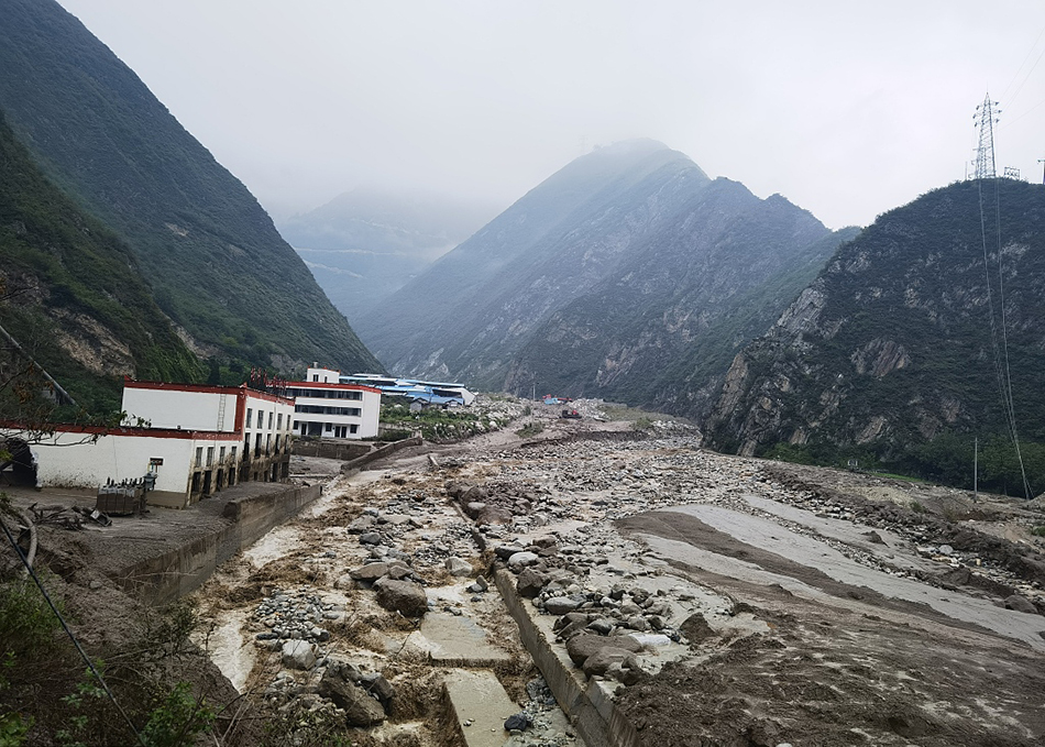 2023年6月27日,四川阿坝,汶川县绵虒镇板子沟泥石流灾害现场。