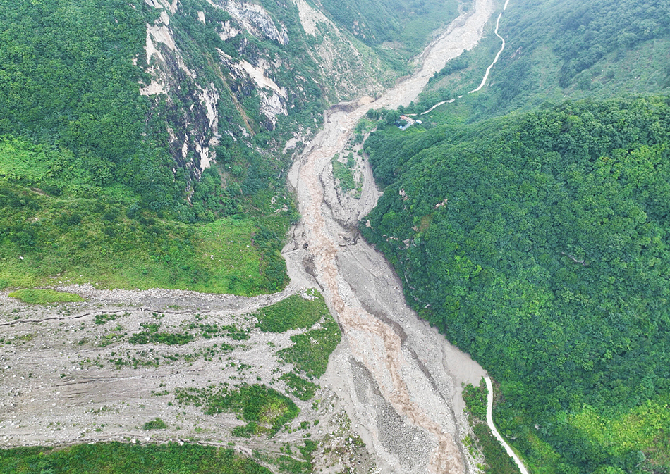 2023年6月27日,四川阿坝,汶川县绵虒镇板子沟泥石流灾害现场。