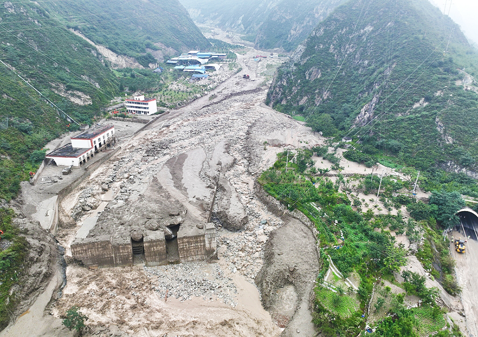 2023年6月27日,四川阿坝,汶川县绵虒镇板子沟泥石流灾害现场。