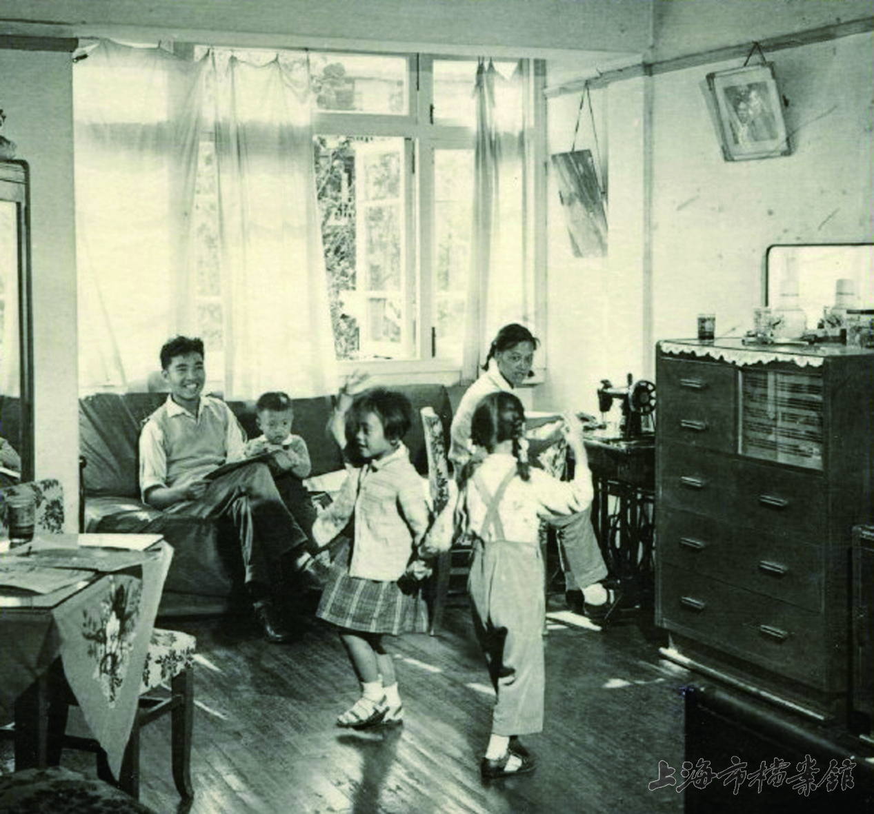 1950年代,一个普通工人家庭的日常生活场景
