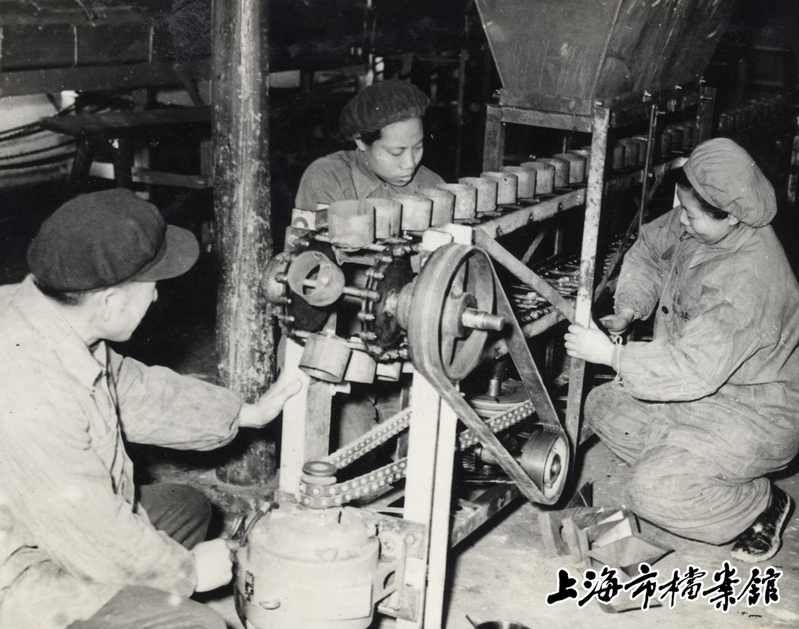 1959年2月,上海梅林食品厂女职工参与研制自动装罐机
