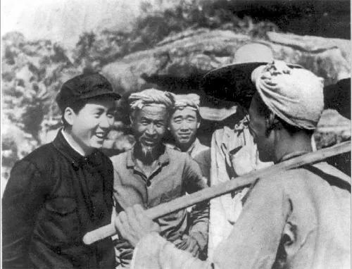 延安时期毛泽东与农民谈话(来源:中国共产党新闻网)