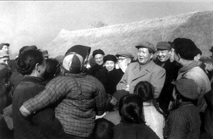 1955年,毛泽东在南京郊区饶辰乡十月农业合作社和群众交谈。(来源:中国共产党新闻网)