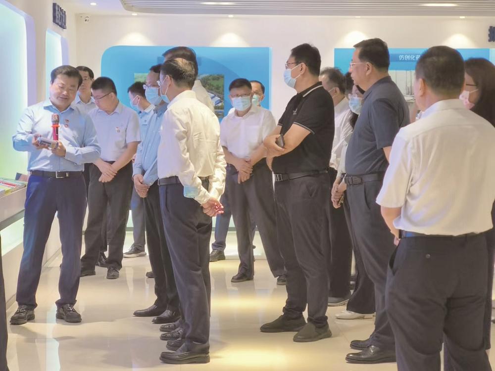 调研组一行在广州白云山制药总厂调研