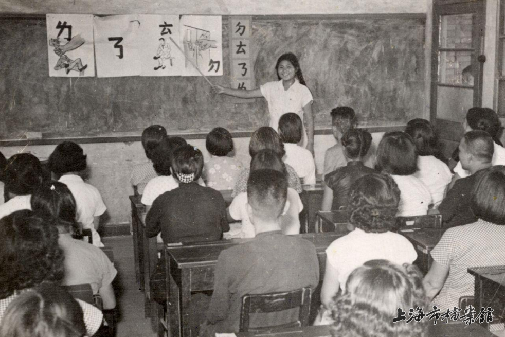 1952年国棉六厂工人在学习速成识字法(上海市档案馆藏)