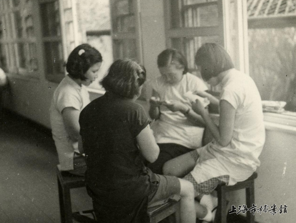 工人在午间休息时互助学习(上海市档案馆藏)