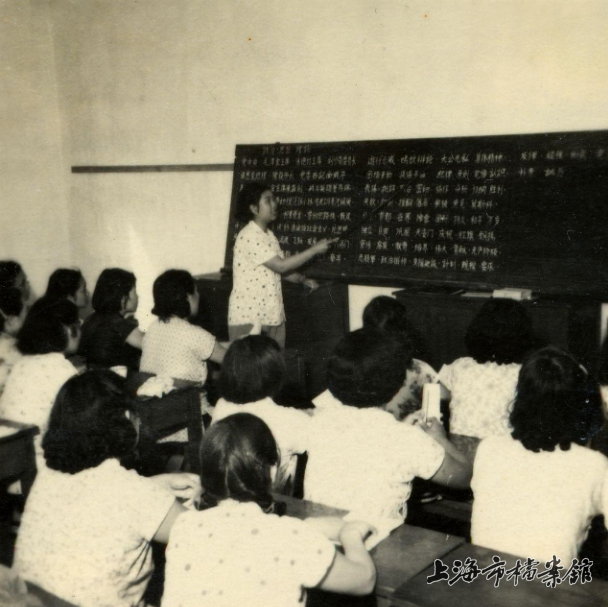 扫盲班上,老师在上课(上海市档案馆藏)