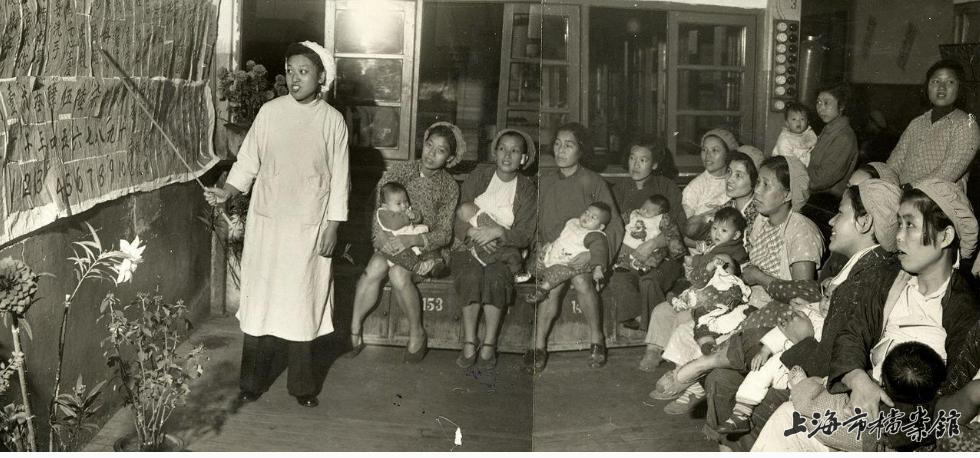 国棉十七厂工人下班后在饭堂间学习文化(上海市档案馆藏)