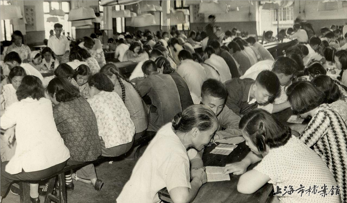 工人下班后在食堂学习文化(上海市档案馆藏)