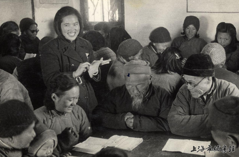 上海乡村女教师在教农民们文化课程(上海市档案馆藏)