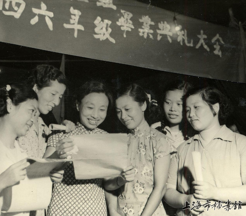 1956年,上海浦东地区识字班学员在毕业典礼上领到证书(上海市档案馆藏)