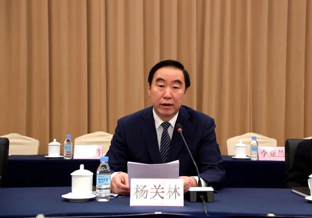 杨关林宣读有关决定和专委会成员名单