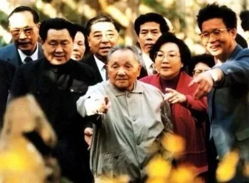 1992年1月18日到2月21日,邓小平视察深圳、珠海等地并发表谈话。