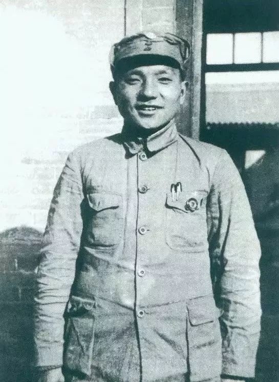 1937年,邓小平任八路军政治部副主任。