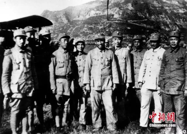 1938年,邓小平、朱德、周恩来、彭德怀、贺龙等人合影。