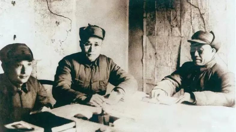八路军第129师创建晋冀豫根据地。图为朱德总司令(右)与第129师师长刘伯承(中)、政委邓小平(左)研究作战计划。