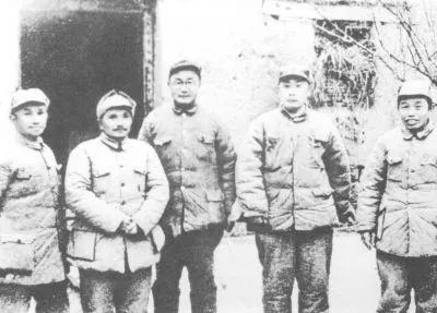 1948年11月,中央军委决定,组成由邓小平任书记的五人总前委,统一领导和指挥中原、华东两大野战军,举行淮海战役。(左起:粟裕、邓小平、刘伯承、陈毅、谭震林)