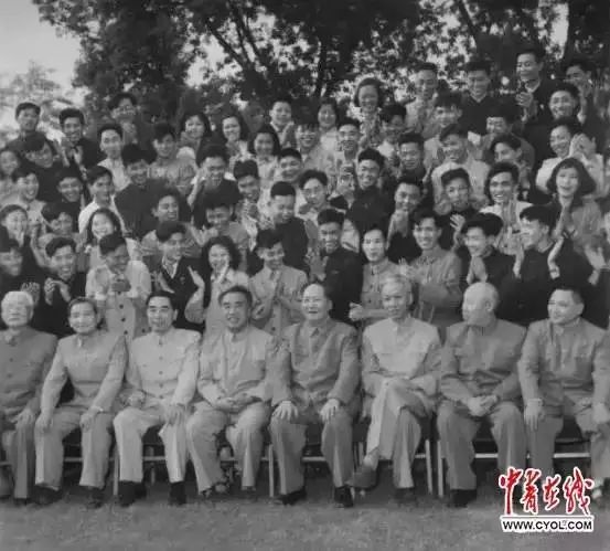 1957年5月,中国新民主主义青年团第三次全国代表大会在北京召开,党和国家领导人接见全体代表,中共中央总书记邓小平(前排右一)参加会见。