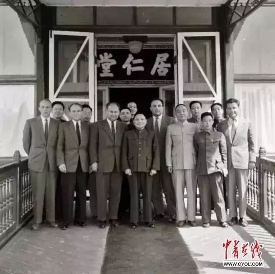 1959年4月,邓小平会见来华访问的匈牙利共青团代表团。