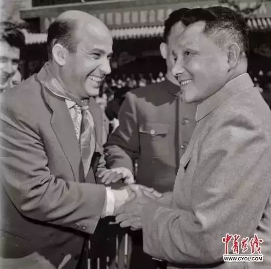 1963年5月1日,邓小平在北京会见来访的阿尔巴尼亚青年代表团。