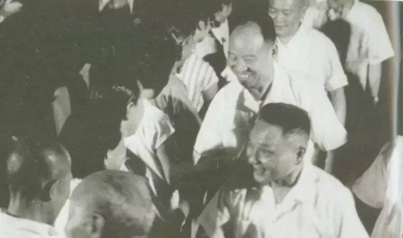 1965年建军节,邓小平等接见人民解放军先进连队和军烈属代表。