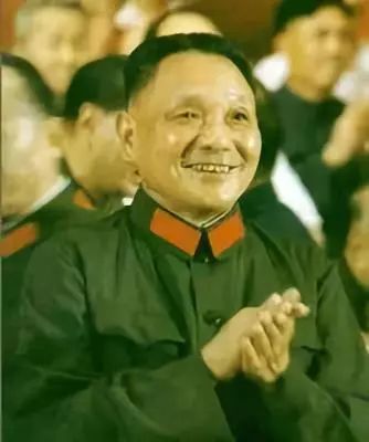 1977年,邓小平在庆祝建军50周年的纪念活动上。