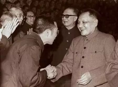 1978年3月的全国科学大会后,邓小平接见会议代表。