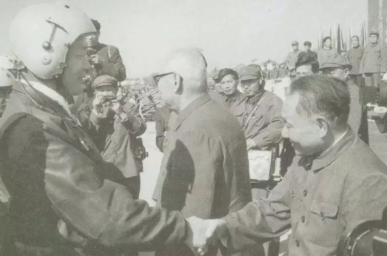 1978年10月,邓小平观看空军部队训练表演后,同飞行员握手。