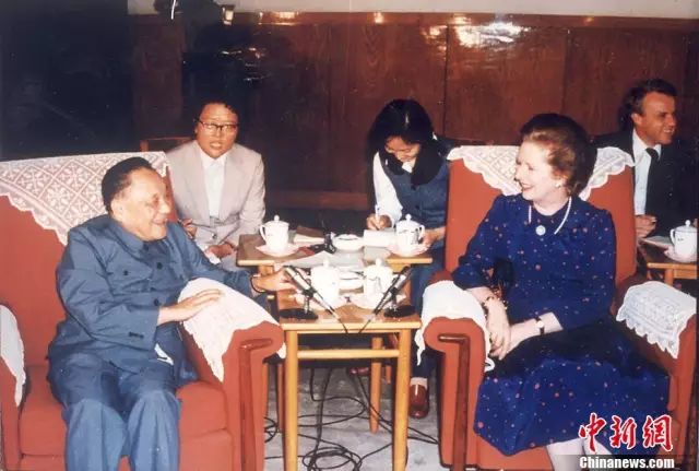1982年9月,邓小平会见访华的英国首相撒切尔夫人,提出了中国对香港问题的基本立场。