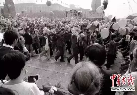 1984年10月1日,参加庆祝中华人民共和国成立35周年群众游行的北京大学学生,突然举起“小平您好”的横幅,通过天安门广场。