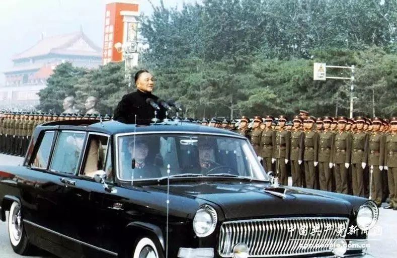 1984年10月1日,中华人民共和国建国35周年,邓小平检阅人民解放军三军部队。