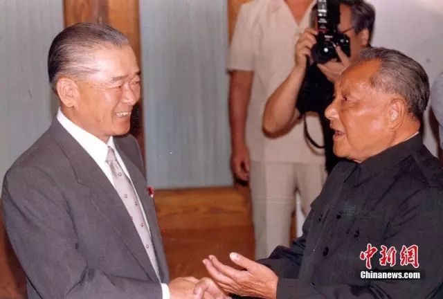 1988年8月26日,邓小平会见日本首相竹下登。