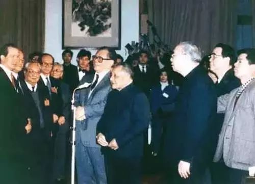 1990年,邓小平会见香港基本法起草委员会委员。