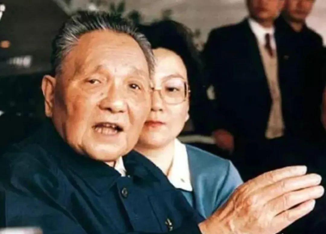 1992年1月18日邓小平南巡武昌、深圳、珠海、上海等地,发表了重要讲话,通称“南方谈话”。1992年春,邓小平先后赴武昌、深圳、珠海和上海视察,沿途发表了重要谈话。
