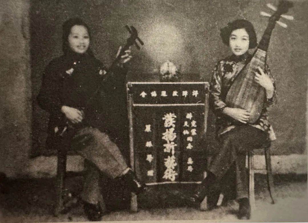 <BR/>余红仙(右)与师姐郑天仙(左)