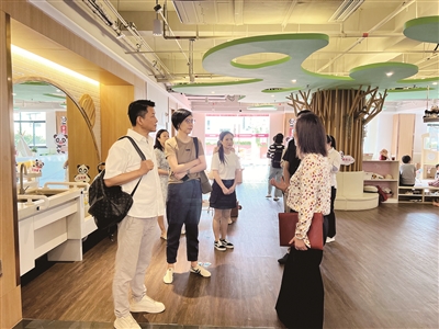 江宁路街道政协委员活动站召开打造15分钟社区生活圈专题协商会前,组织与会委员参观社区“宝宝屋”