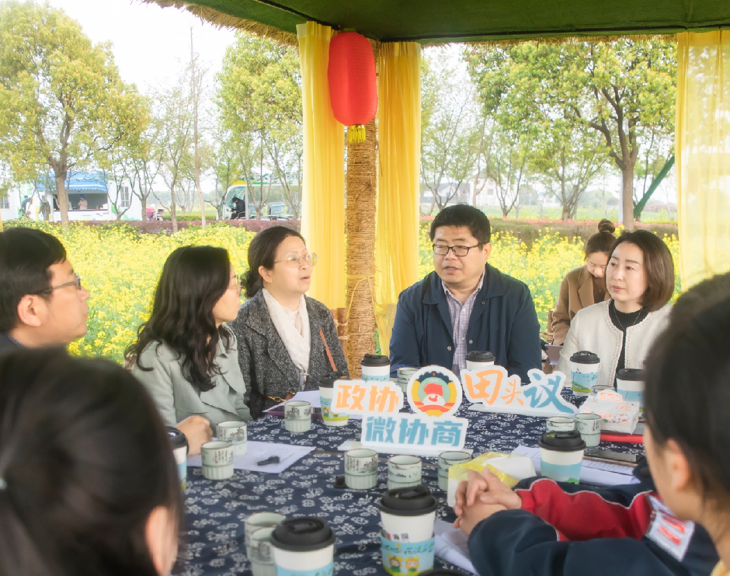 庄行镇政协委员工作站开展农村房屋租赁管理田头议“微协商”活动