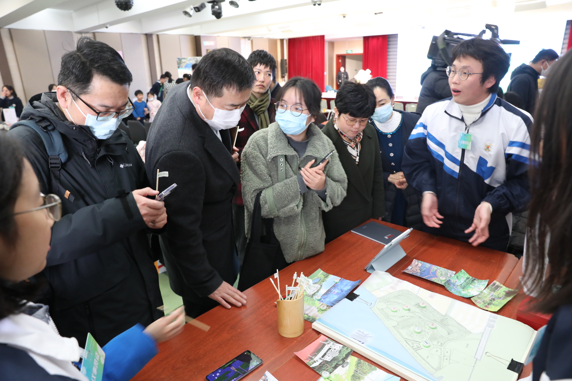 华泾镇政协委员工作站开展“小小委员——童言无忌议事会”项目