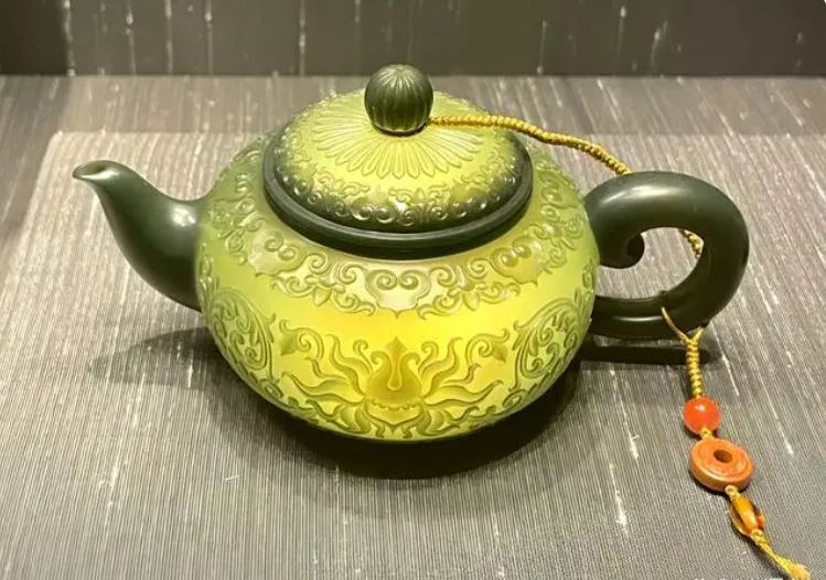 短剧《逃出大英博物馆》的中华缠枝纹薄胎玉壶,又名碧玉薄胎茶壶。