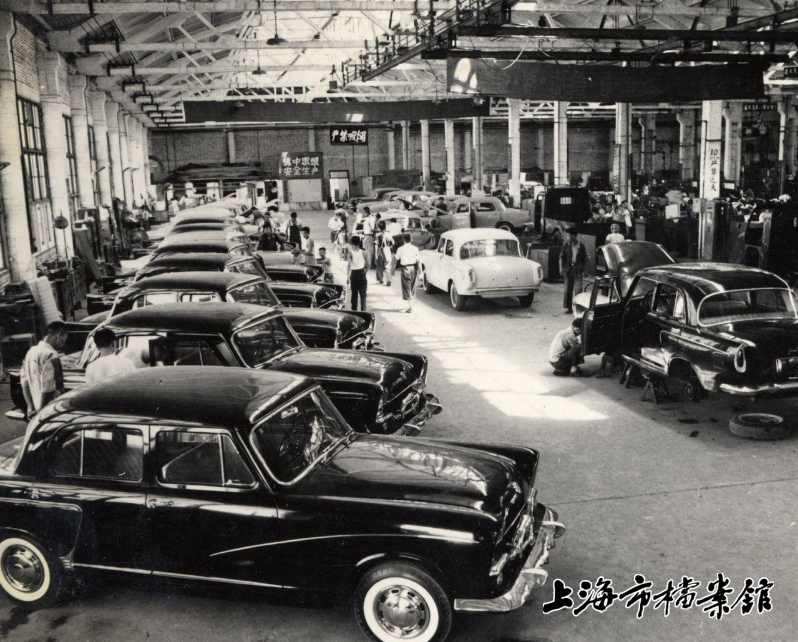 20世纪50年代末,凤凰牌小轿车在上海汽车制造厂进行总装配(上海市档案馆藏)
