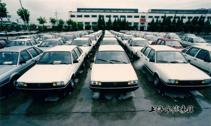 上海大众汽车有限公司停车场内停满了桑塔纳汽车(上海市档案馆藏)