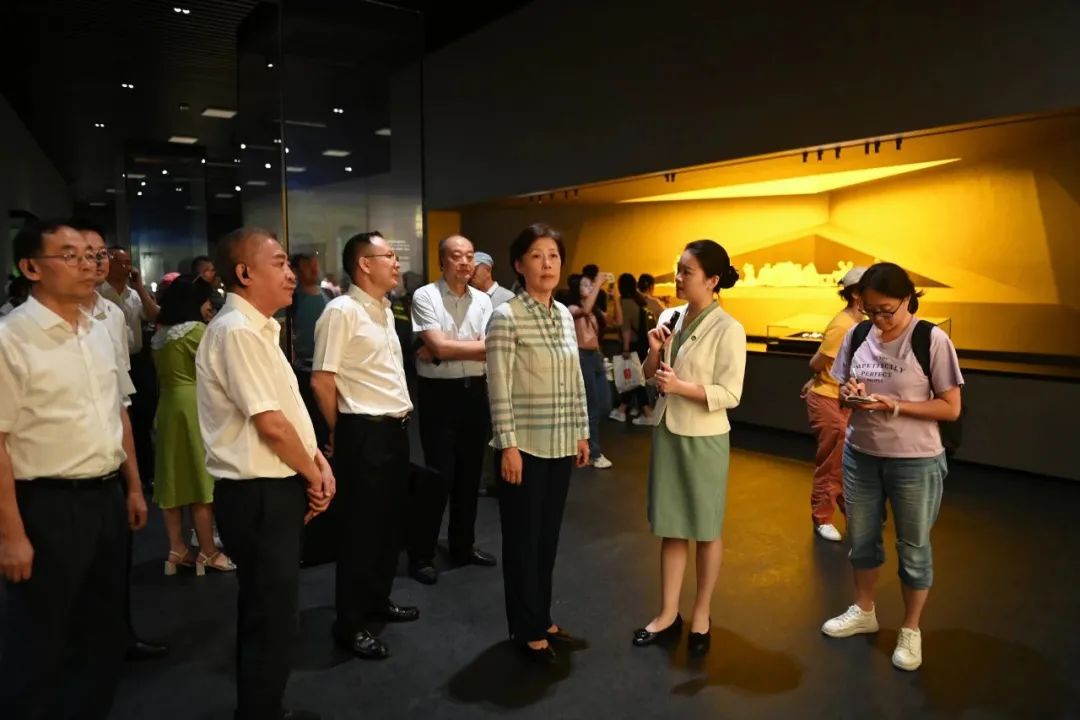 图为田向利在广汉市三星堆博物馆调研。记者 姜寒冬 摄