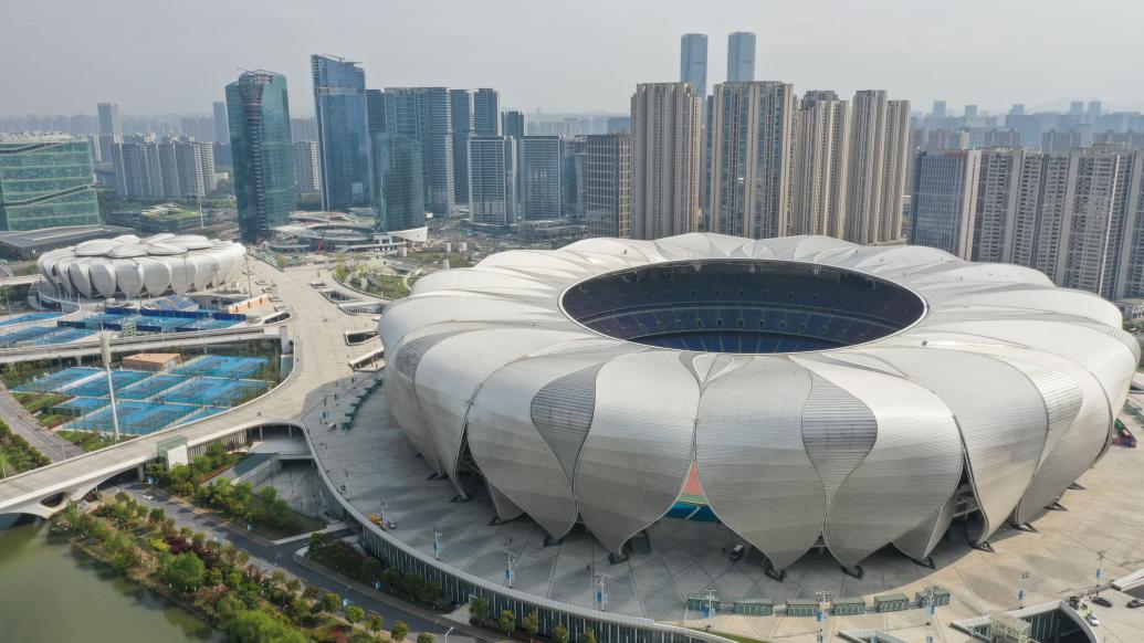 这是2022年3月30日拍摄的杭州奥体中心体育场(右)和杭州奥体中心网球中心(无人机照片)。 新华社 图