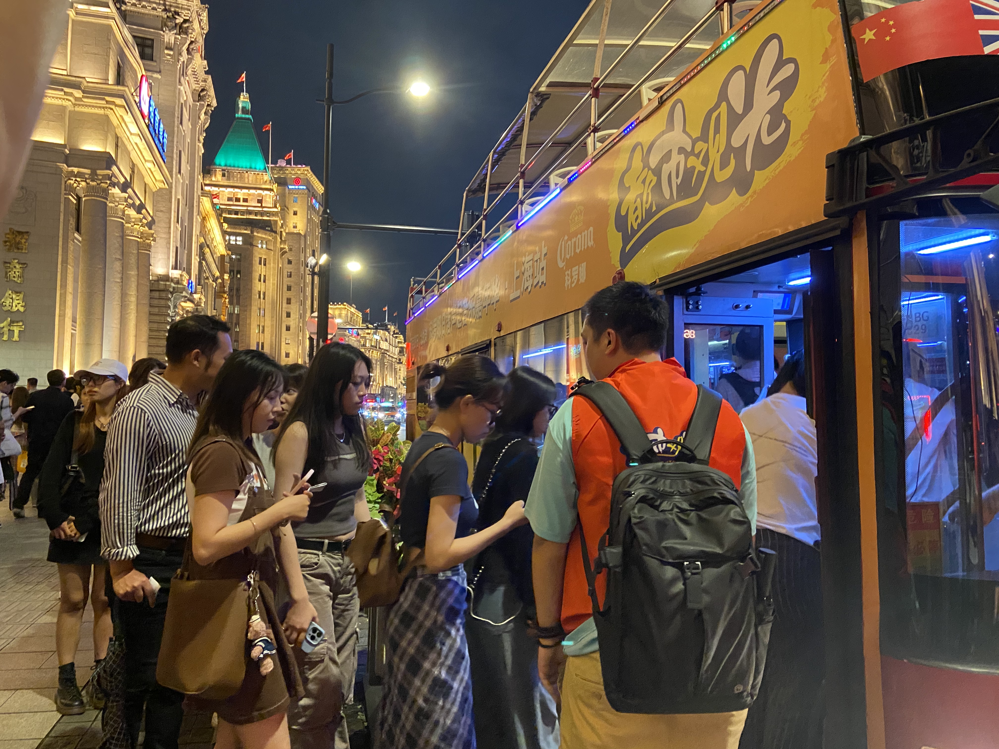 游客排队上车。