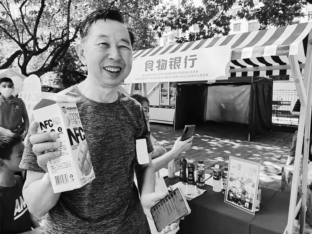 “食物银行”开柜日活动 (供图:福田“食物银行”项目)