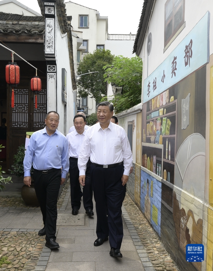 9月20日至21日,中共中央总书记、国家主席、中央军委主席习近平在浙江考察。这是20日上午,习近平在金华市义乌市后宅街道李祖村考察。新华社记者李学仁摄